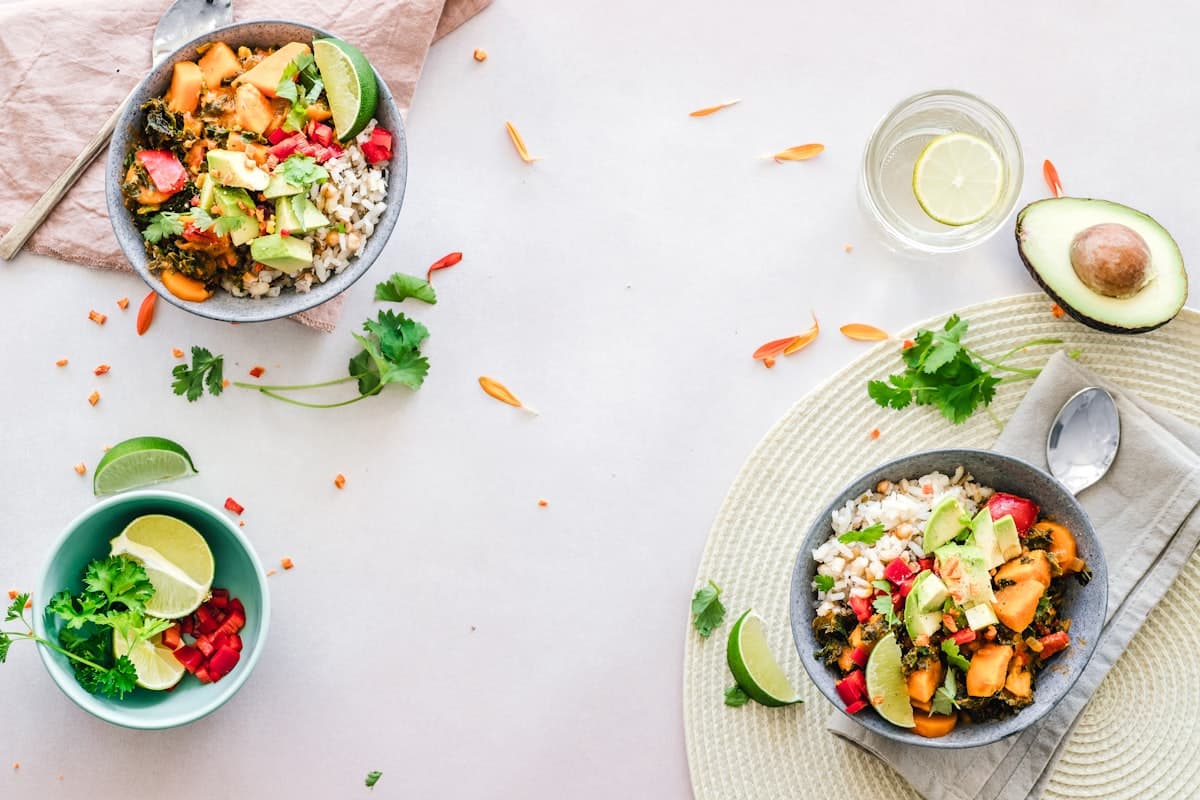 Bowl saludable con ingredientes frescos